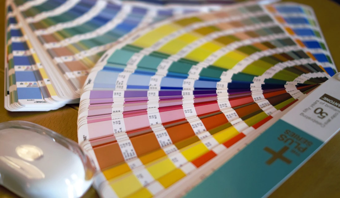 Kolory z palety Pantone na etykietach